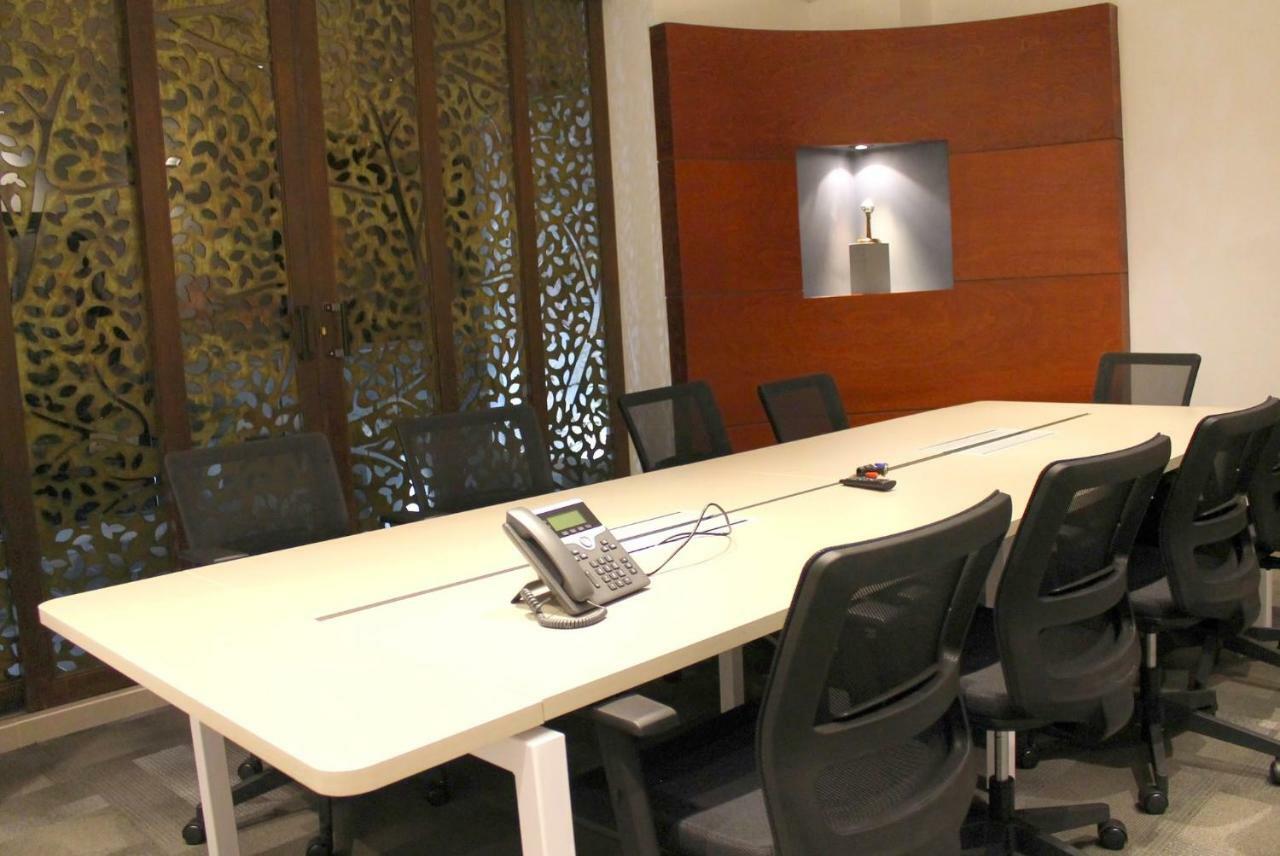 Quo Quality Hotel Manizales Extérieur photo A conference room equipped with a videoconferencing system