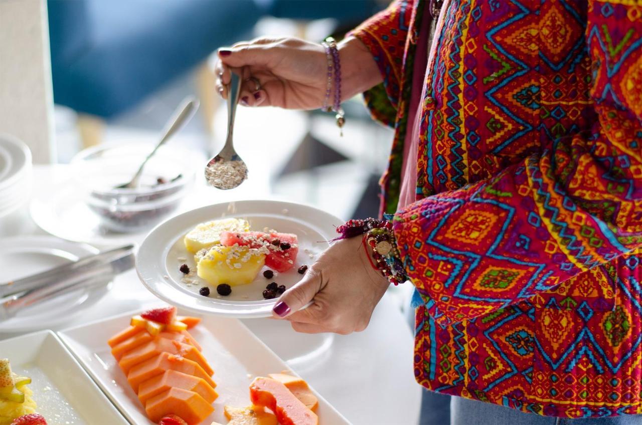 Quo Quality Hotel Manizales Extérieur photo A woman using a spoon